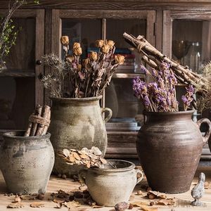 Vazen ruwe aardewerk pot bloemenvaas en sappige retro antiek groot formaat bodem keramische bassin aarden pot