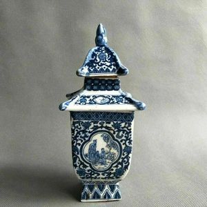 Vases exquis chinois vieux bleu et blanc tour en couches de porcelaine W Qianlong Mark