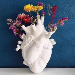 Vases Forme de coeur Vase à fleurs résine Vase séché fleur conteneur Vases Pots corps Sculpture bureau Pot de fleur décoration de la maison ornements 231109