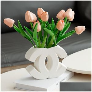 Jarrones Luxury Ceramic Vase Designer Classic Logo Shape White Ins White Ins Floral Cream Nordic Comedor Decoración de la mesa del hogar Entran Otj6v