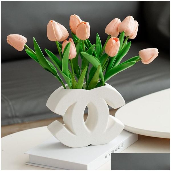 Vases Luxury Ceramic Vase Designer Classic Logo Shape White Ins Style haut de gamme Crème florale Nordic Nordic Table Decoration Home Entan Otj6v