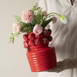 Vazen Noordse keramische aardbeien vaas simulatie Fruit ornament Tall Flower Pot Licht Luxe fles Woonkamer Tafel Top Decor