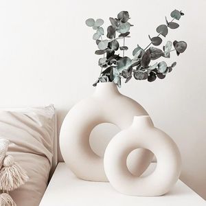 Vases Nordic Vase Circular Hollow Ceramic Donuts Flower Pot Home Living Room Decoration Accessories Interior Office Desktop Decor Gift 230221