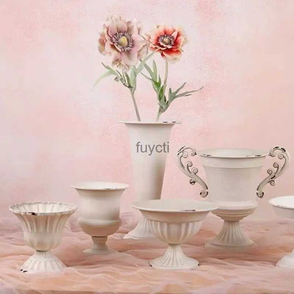 Vases Vieux gobelet fleur articles blanc Antique Vase fleur Weng rétro nostalgique fer européen Table fleur Arrangement conteneur avec oreille YQ240117