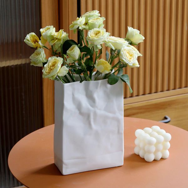 Les décorations de vases en céramique avec sac en papier sont simples, légères, luxueuses et blanches avec une sensation hydroponique nordique et haut de gamme