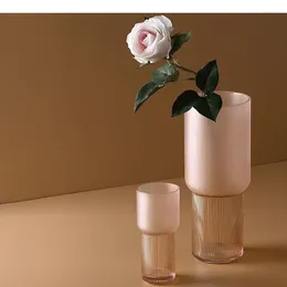 Vases rose en verre mat