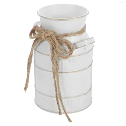 Vases de bouteille de lait rétro Vase suspendu Perchette vintage Pichette avec une poignée à épreure décorative de petite fleur en métal