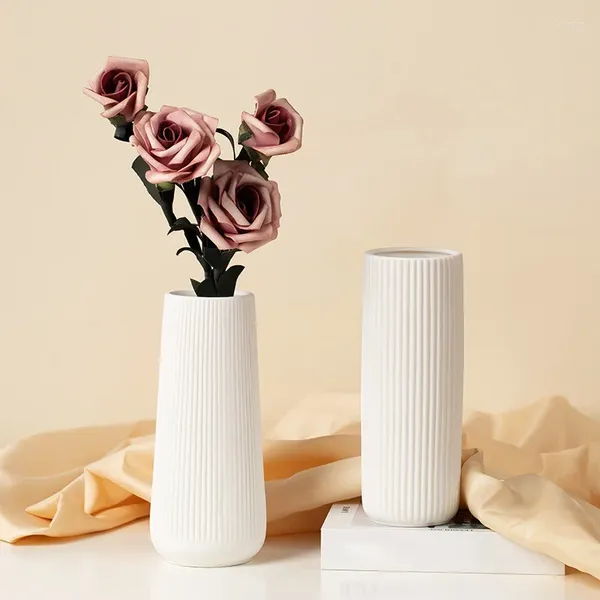 Vases simples en céramique blanche, ornements de bureau, conteneur d'arrangement de fleurs, décorations de table modernes pour la maison, le bureau et la chambre