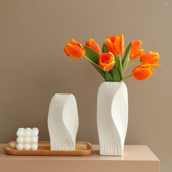 Vases en céramique blanc contemporain élégant avec lignes de torsion modernes uniques - pot de fleur nordique pour le salon DÉCORS DES PROPRIÉTÉS