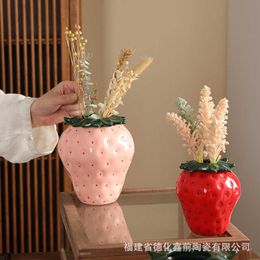 Vases Strawberry Ceramic Vase Flowerpot Living Room Home Decoration Ornement Small Unif Sense Instagram Style et haute valeur esthétique H240517
