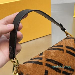 Velvet stokbrood tas flap handtas tas ketting crossbody tassen mode 21 bedrukte pluche dames handtassen portemonnee mini bont bakken magnetische haas