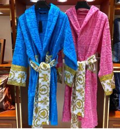 Velours Peignoir Robe Designers Baroque Mode Pyjamas Hommes Femmes Lettre Jacquard Impression Barocco Imprimer Manches Col Châle Poche Ceinture 100% Coton 69ess