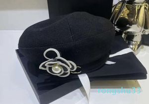 Velours Belle mode chapeau chapeau bouton en métal casquettes octogonales élégant canard langue chapeaux automne et hiver