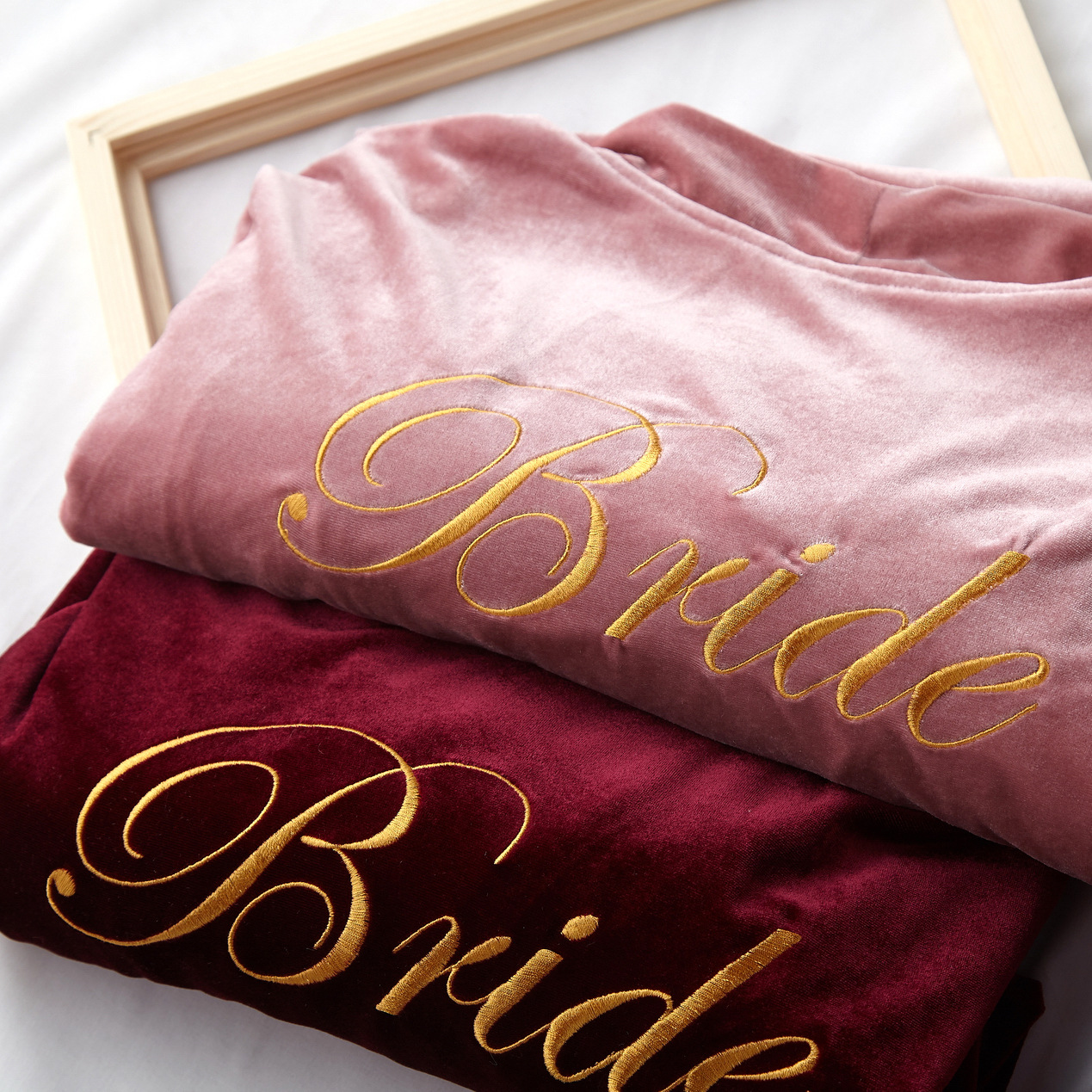 Velvet Bridal Bridesmaid Robes 2022 Custom Design Maid of Honor Gifts Broderi Bridal Party Robe Långärmade Mr XXL Pajama Wear Kimono