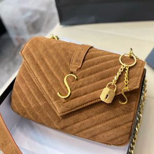 Bolso de mensajero de terciopelo Bolsos cruzados con solapa Bolsos de hombro con cadena Monedero acolchado Bolsos de mujer Cuero genuino Hardware de alta calidad Hebilla de letra de moda con cerradura