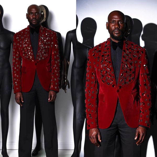 Terciopelo rojo para hombre esmoquin cuentas de cristal chaqueta pantalones conjunto boda novio chal solapa chaqueta de negocios con pantalones negros