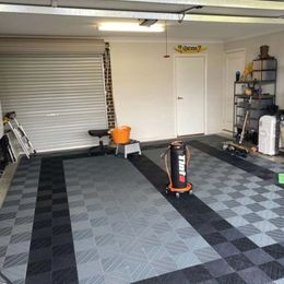 Geventileerde modulaire in elkaar grijpende PVC garagevloer tegels, plastic garagevloermat, autodetailwinkel