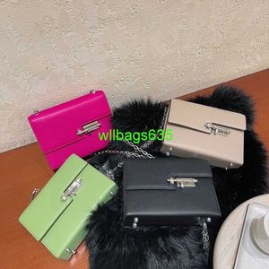 Verrou Handbag Luxury Le cuir en cuir sacs 2024 NOUVEAU SAG CHACH DE CROSSBOCK SAG VÉLICATION CUIR TOFU BAG FEMMES SMAL SAGLE SAGLE MINI STOWDESSESSS PLU AVEZ LOGO HBQF28