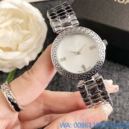 Vers 2024 Gratis verzending Modemerk Luxury Quartz Watch voor dames pols Quartz horloges Designer Lady Girl Style Roestvrij staalband