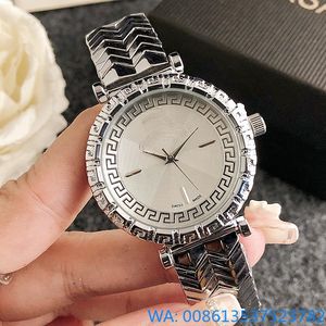 Vers designer Brand de mode Luxury Quartz Watch For Women Quartz Quartz Crystal Watches Luxury Girl Girl Style In colorée