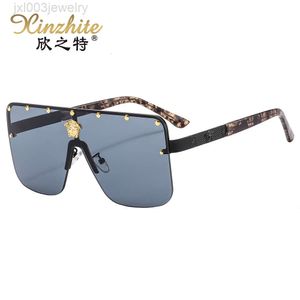 Versage Lunettes de soleil Vercacesunglasses Femmes Designer Versache Lunettes de soleil Homme Nouveau personnalisé métal Rivet demi-monture Onepiece lunettes de soleil Creative Beauty Head Su