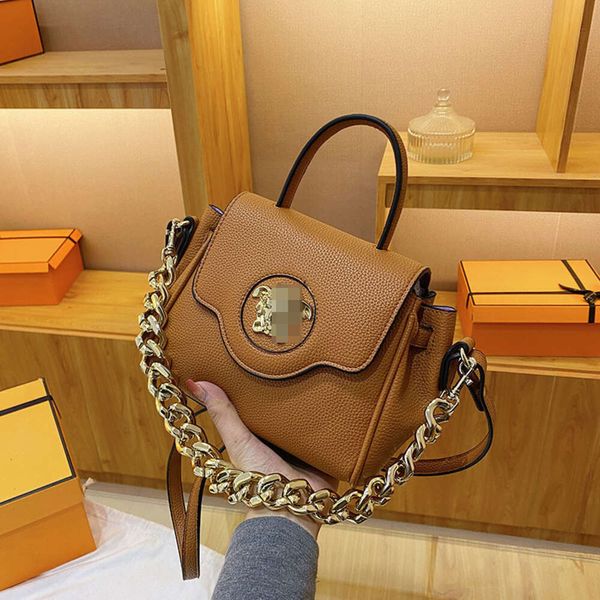 Versase Bag 2023 New Fashionable Solid Handbag Flip Textura única en el hombro de la mano Manos de la mano de la mano del cuerpo Versa Versa Handpal 894 JTYF 2024