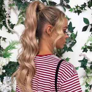 Veelzijdige en gemakkelijke honing blonde hoge pony staart haarstuk golvende paardenstaart haarverlenging clip in trekkoord