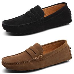 Versátiles zapatos dorados de cuero genuino para hombres Nuevos zapatos de cuero casuales coreanos de verano, zapatos transpirables y perezosos, paso a la tendencia de los zapatos de hombres