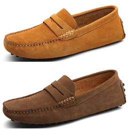 Versátiles zapatos negros caqui de cuero genuino para hombres Nuevos zapatos de cuero casuales coreanos de verano, zapatos transpirables y perezosos, paso a la tendencia de los zapatos de hombre