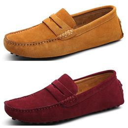 Versátiles zapatos rojos de frijol de cuero genuino para hombres Nuevos zapatos de cuero casuales coreanos de verano, zapatos transpirables y perezosos, paso a la tendencia de los zapatos de hombres
