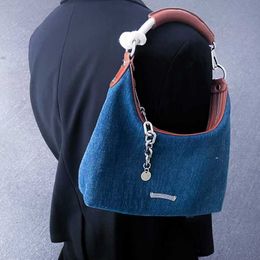 Bolso de mano versátil de mezclilla estilo Hong Kong para mujer Nuevo bolso de axila de nicho de sensación de alta gama con bolso bandolera de un hombro 230915