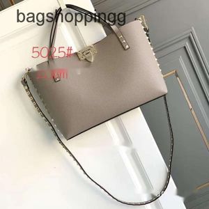 Veelzijdige klinknagel Vallenttiino Stud Large Mother Women Designer Cros Bags Tote Vo Lock Buckle Bag Tas Woman Nieuwe trendy capaciteit Schouder 2024 Rock 3F03