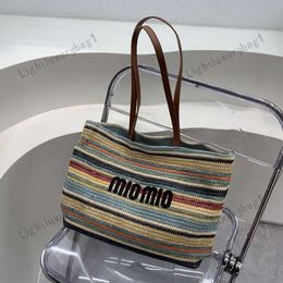 Bolso de bolsas de bolso de paja versátil para mujeres diseñador de lujo de lujo 2024 Nuevo en la carta de bordado de paja Decorar bolso de honda de alta capacidad Bolsa de playa