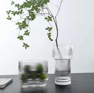 Verticale patroon toorts transparant glazen vazen ​​ornament zachte bloemen arrangement dronken hout bloem vaas