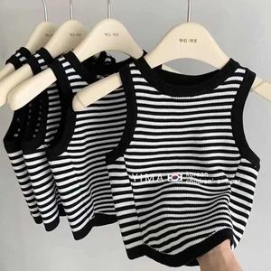 Vest Childrens Boys and Girls Striped Top 2024 Nouvelle arrivée Childrens Summer Souples Top Black and White Casual Cotton Top Korean Stylel240502