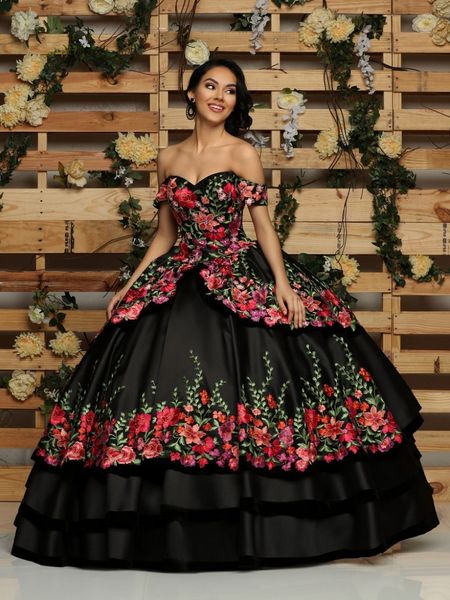 Vestidos de 15 anos 2023 Vestidos de quinceañera negros con apliques de flores fuera del hombro con cordones Dulce 16 XV Vestido de fiesta blanco