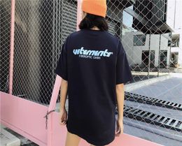 Vetements Blue Logo Gedrukte T -stuk Luxe Vintage Solid Color Short Sleeves Men Women Women Casual Hip Hop Street Skateboard TEE8495342