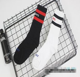 Vections chaussettes pour hommes chaussettes adolescents hip hop style blanc noir sockkings lettre broderie athlétique les jambes de jambe de théâtre Stripe Socks 023231047