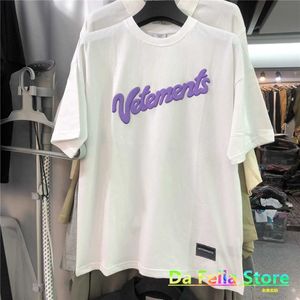 VETEMENTS Camiseta dulce Hombres Mujeres Texto púrpura Espuma Impreso VETEMENTS Tee Hem Textile Mark Patch VTM Tops 1:1 Alta calidad X0628
