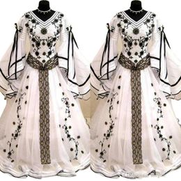Robe de mariée victorienne noir et blanc, manches longues évasées, style gothique Renaissance, Corset à lacets, robe de mariée médiévale