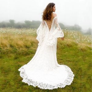 Vestidos de novia de estilo victoriano Una línea fuera del hombro Corsé de encaje satinado Vestidos de novia País vintage Vestido de manga larga de campana para novias