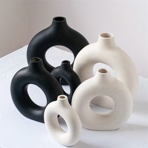 Vilead Black Circular Hollow Ceramic Vase Donuts Noordse bloemenpot Home Decoratie Accessoires Kantoor Woonkamer Interieur Decor 220423