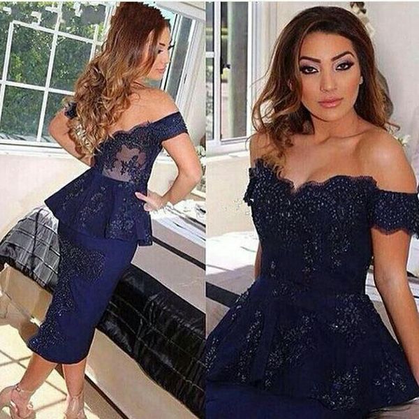 Vintage 2017 Dark Navy Satin Hors Épaule Mère De La Mariée Robes Sexy Dentelle Applique Perles Peplum Thé Longueur Mère Marié Robe EN2231