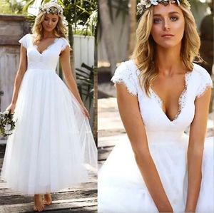 Vestidos de novia cortos hasta el tobillo vintage de encaje de tul modesto manga casquillo con cuello en V vestidos de novia bohemios para jardín en la playa