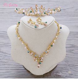 Vintage barok bruids tiaras sets goud kleurrijke kristallen prinses hoofddeksels prachtige bruiloft tiara's oorbellen 2 stuks sets 13.5 * 3,5 cm H79