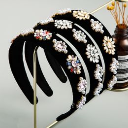 Diadema barroca Vintage de terciopelo con flores de cristal coloridas para mujer, lujosa banda para el pelo de perlas de imitación, joyería para el cabello de fiesta para mujer