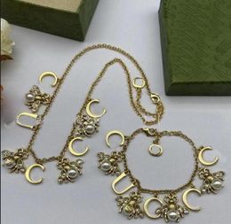 Collier en or avec lettre de diamant d'abeille vintage, bracelet avec glands, chaîne de clavicule à la mode de style européen et américain personnalisé avec boîte à bijoux cadeau