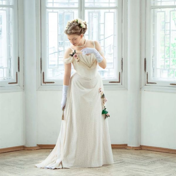 Robes de mariée en dentelle beige vintage Robes de mariée de style victorien Longtes robes nuptiales plissages de perles de perles de réception épaule