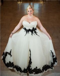 Vintage noir et ivoire une ligne robes de mariée chérie cou grande taille robes de mariée dentelle appliques balayage train jardin mariée porter