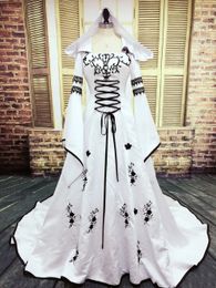 Vintage noir et blanc robe de mariée celtique avec cap cloche manches longues broderie à lacets robes de mariée victoriennes médiévales tribunal train une ligne robes de mariée 2024